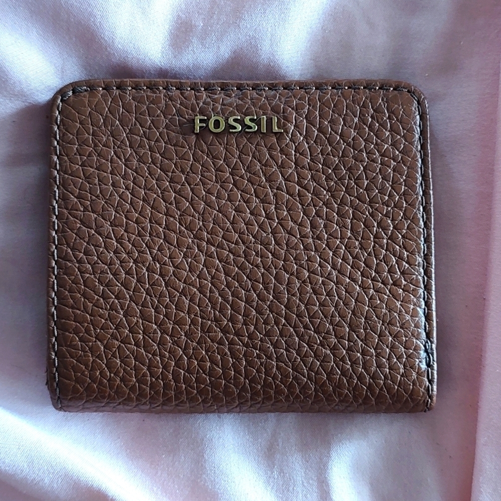 FOSSIL BROWN LEATHER WALLET.